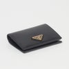 プラダ PRADA 財布 折財布 【サフィアーノトライアングル：SAFFIANO TRIANG】 1MV204 QHH ブラック（F0002/NERO） 【お取り寄せ】