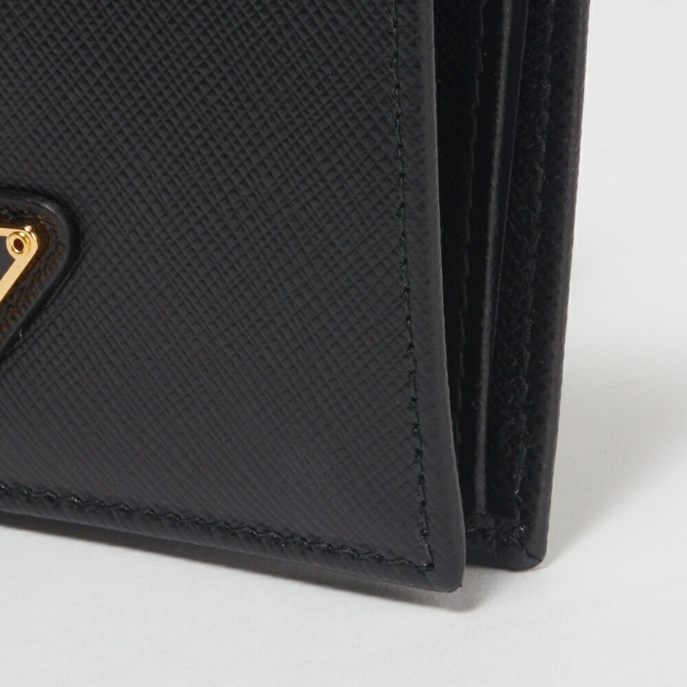 プラダ PRADA 財布 折財布 【サフィアーノトライアングル：SAFFIANO TRIANG】 1MV204 QHH ブラック（F0002/NERO） 【お取り寄せ】
